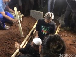 Ammar Zoni Gendong dan Makamkan Sendiri Bayi Kembarnya