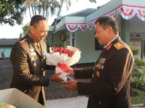 HUT TNI, Kapolda NTB Bawa Tar dan Bunga ke Rumah Dinas Danrem Wira Bakti