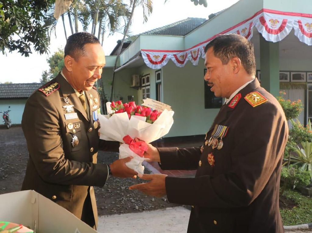 HUT TNI, Kapolda NTB Bawa Tar dan Bunga ke Rumah Dinas Danrem Wira Bakti HUT TNI, Kapolda NTB Bawa Tar dan Bunga ke Rumah Dinas Danrem Wira Bakti