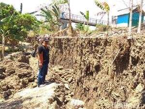 Longsor Sedalam 5 Meter Terjadi di Bantaran Bengawan Solo Lamongan Longsor Sedalam 5 Meter Terjadi di Bantaran Bengawan Solo Lamongan