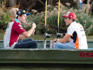Foto: Mancing Mania! Kayak Gini Gaya Mancing Marc Marquez