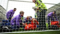 Tottenham Hotspur mengonfirmasi bahwa Hugo Lloris mengalami dislokasi siku. Tottenham belum bisa memastikan berapa lama pria Prancis ini akan absen. Bryn Lennon/Getty Images.