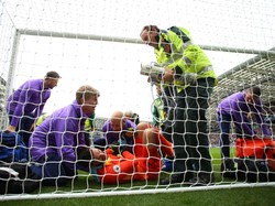 Tottenham Hotspur mengonfirmasi bahwa Hugo Lloris mengalami dislokasi siku. Tottenham belum bisa memastikan berapa lama pria Prancis ini akan absen. Bryn Lennon/Getty Images.