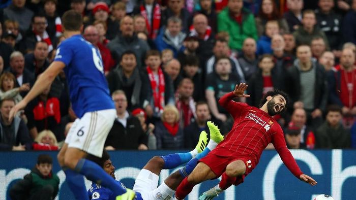 Mohamed Salah ditekel keras oleh gelandang Leicester City Hamza Choudhury (Clive Brunskill/Getty Images) Mohamed Salah ditekel keras oleh gelandang Leicester City Hamza Choudhury (Clive Brunskill/Getty Images)