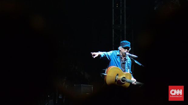 Iwan Fals tampil secara mendadak di Synchronize Fest 2019. Musisi senior yang tidak dijadwalkan tampil ini menggantikan penampilan NDX AKA yang tidak tampil