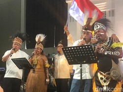 Bangun Persatuan, Menteri Jokowi Nyanyi Bareng Warga Papua