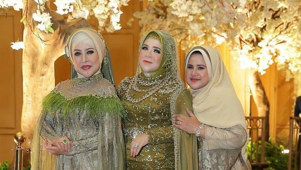 Elvy Sukaesih bersama Fitria dan Dhawiyah