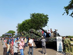 Warga Surabaya Berebut Bajak Kendaraan Tempur TNI