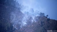 Penampakan Kepulan Asap Kebakaran di Gunung Malabar Bandung
