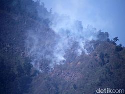 Penampakan Kepulan Asap Kebakaran di Gunung Malabar Bandung