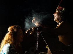 Saat Sakit, Kenapa Orang Masih Percaya Takhayul Dibanding Dokter?