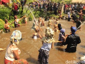 Jaga Sumber Air, Warga Bandung Barat Gelar Ritual Sampai Kerasukan