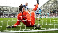 Hugo Lloris jatuh saat akan menghalau bola dengan kedua tanggannya di Amex Stadium, Brighton, Sabtu (5/10/2019). Bryn Lennon/Getty Images.