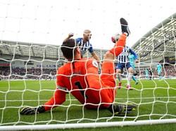 Hugo Lloris jatuh saat akan menghalau bola dengan kedua tanggannya di Amex Stadium, Brighton, Sabtu (5/10/2019). Bryn Lennon/Getty Images.