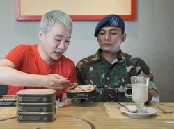 Cicip Ransum TNI, YouTuber Korea Ini Ketagihan Enaknya