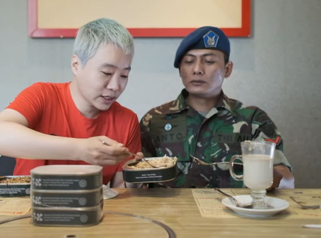 Cicip Ransum TNI, YouTuber Korea Ini Ketagihan Enaknya Cicip Ransum TNI, YouTuber Korea Ini Ketagihan Enaknya