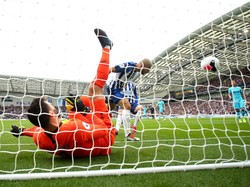 Tubuh penjaga gawang asal Prancis itu terempas jatuh ke dalam gawang. Bryn Lennon/Getty Images.
