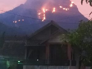 Petugas Siaga Halau Api Gunung Singa ke Rumah Warga Petugas Siaga Halau Api Gunung Singa ke Rumah Warga