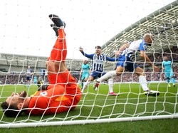 Hugo Lloris mengerang kesakitan sambil memegangi tangannya. Bryn Lennon/Getty Images.