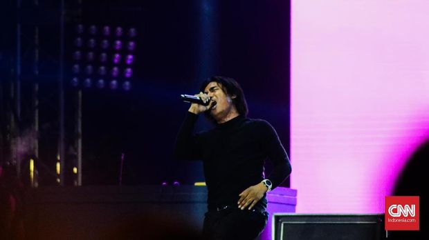 Selain membawakan lagu hit mereka sendiri, Setia Band juga mengcover lagu Bintang Kehidupan milik Nike Ardilla.