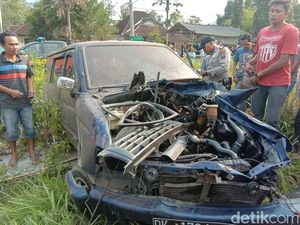 Sebuah Mobil Ringsek Terserempet KA Mutiara Timur, Satu Orang Tewas