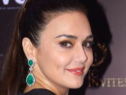 Preity Zinta Seksi Pakai Tank Top di Pantai Setelah Karantina