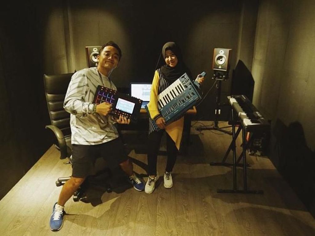 Dipha Barus Akhirnya Garap Musik Bareng Keyboardis Cewek Viral Dipha Barus Akhirnya Garap Musik Bareng Keyboardis Cewek Viral
