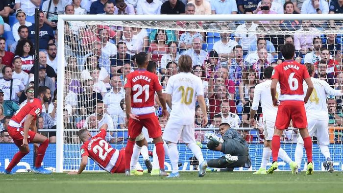 Alphonse Areola tampil kurang oke saat Real Madrid mengalahkan Granada. (Foto: Denis Doyle/Getty Images) Alphonse Areola tampil kurang oke saat Real Madrid mengalahkan Granada. (Foto: Denis Doyle/Getty Images)