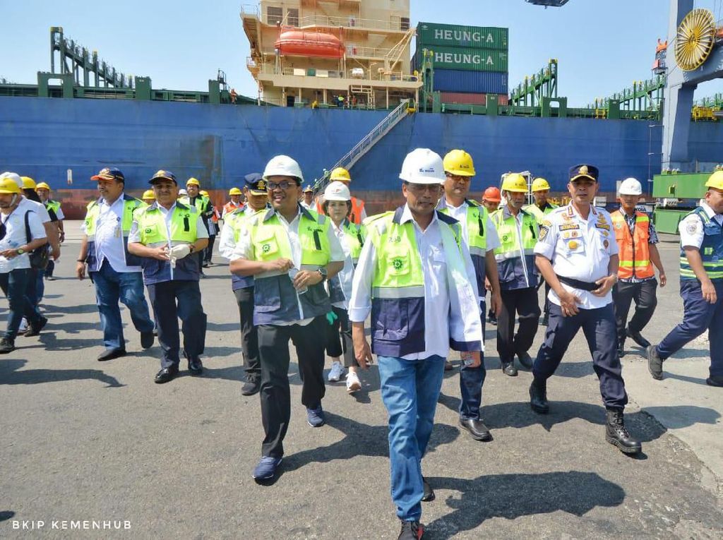 Menhub Targetkan Arus Bongkar Muat Peti Kemas hingga 8 Juta TEUs Menhub Targetkan Arus Bongkar Muat Peti Kemas hingga 8 Juta TEUs