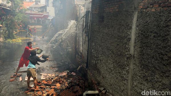 Potret Dramatis Warga Taman Sari Gotong-royong Padamkan Kebakaran