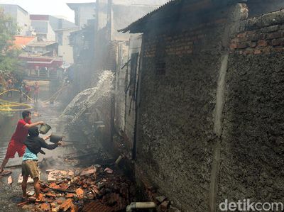 Potret Dramatis Warga Taman Sari Gotong-royong Padamkan Kebakaran