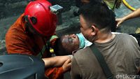 Warga Pingsan Saat Terjebak Kebakaran di Taman Sari Jakbar