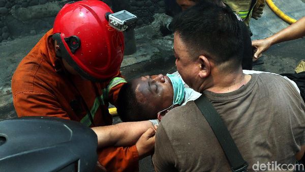 Warga Pingsan Saat Terjebak Kebakaran di Taman Sari Jakbar
