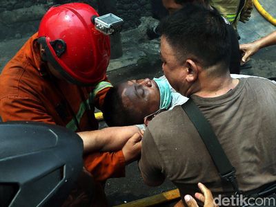 Warga Pingsan Saat Terjebak Kebakaran di Taman Sari Jakbar