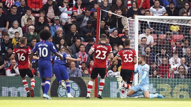 Mason Mount mencetak gol kedua untuk Chelsea.
