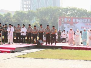 Terjadi Kekeringan hingga Karhutla, Gubernur Khofifah Gelar Salat Istisqo