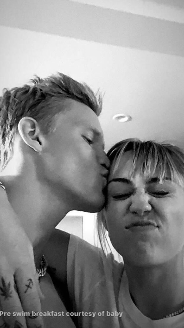 Putus dari Pacar Sejenis, Miley Cyurs Kembali Mesra dengan Musisi Pria 