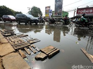 Potret Kumuhnya Jalan Raya Pondok Gede Kota Bekasi