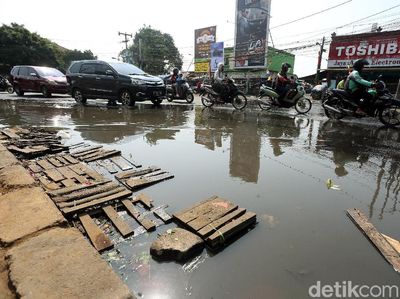Potret Kumuhnya Jalan Raya Pondok Gede Kota Bekasi