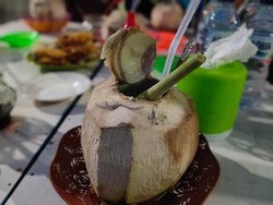 Rahasia Kelapa Muda Bakar Berempah yang Jadi Minuman Raja-raja Aceh