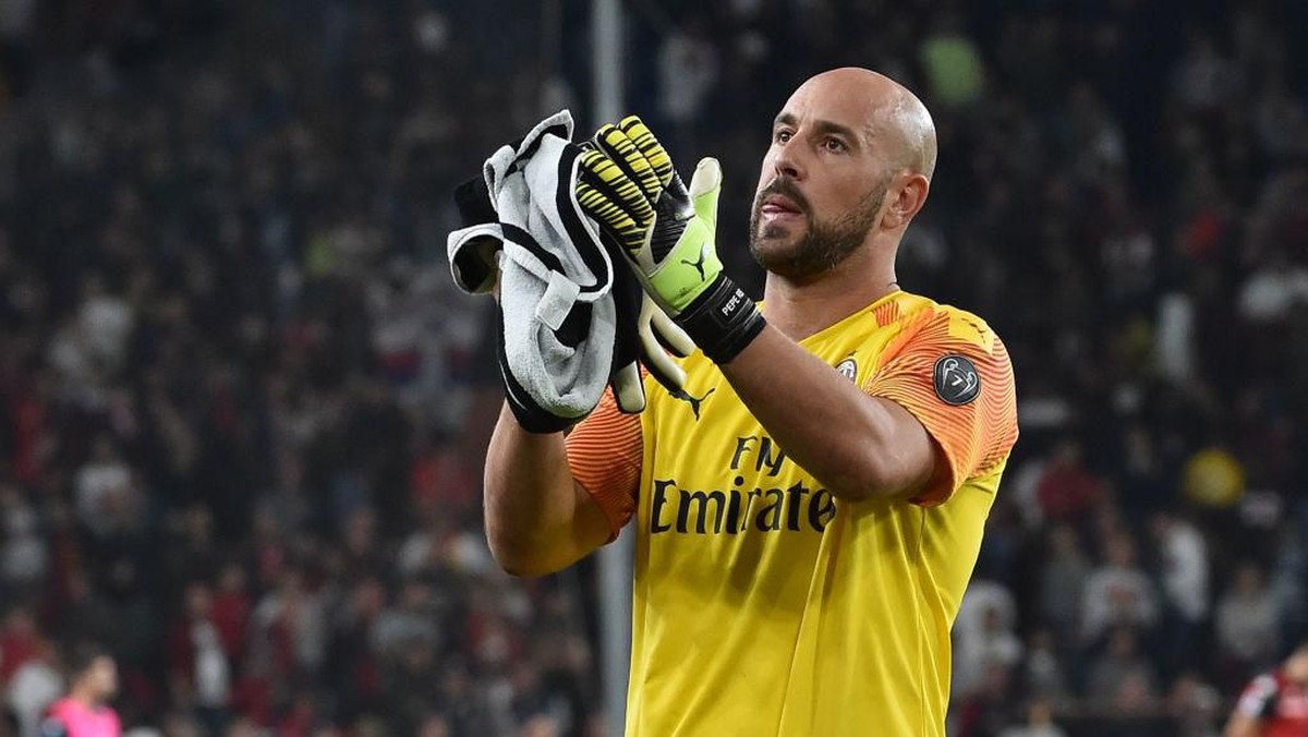 Pepe Reina bangkit dari pesakitan menjadi pahlawan saat AC Milan kalahkan Genoa. (Foto: Paolo Rattini/Getty Images)