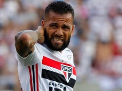 Kocak, Dani Alves Disengat Lebah Saat Ambil Sepak Pojok