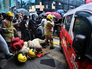 Taksi Tabrak Kerumunan Demonstran Hong Kong, Sopir Dipukuli Massa