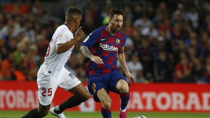 Barcelonas Lionel Messi, right, vies for the ball with Sevillas Fernando during Spanish La Liga soccer match between Barcelona and Sevilla at the Camp Nou stadium in Barcelona, Sunday, Oct. 6, 2019. (AP Photo/Joan Monfort)
