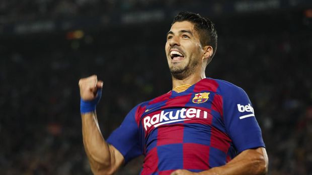 Luis Suarez mencetak gol pembuka untuk Barcelona.