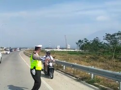 Ikuti Google Map, Bule Prancis yang Naik Motor Ini Nyasar Masuk Tol