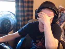 Patahkan Keyboard Pakai Kepala, Akun Gamer Diblokir Permanen