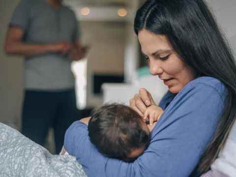 5 Cara Mengatasi Bengkak Payudara Saat Menyapih Si Kecil