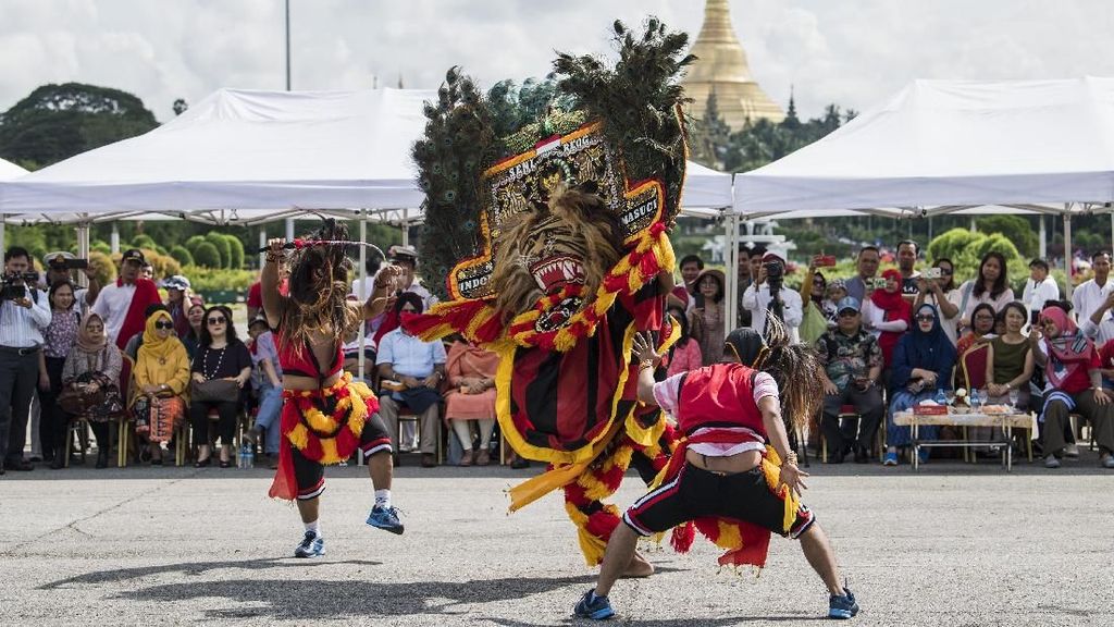 Keren! Kesenian Reog Ponorogo Pukau Warga di Myanmar Keren! Kesenian Reog Ponorogo Pukau Warga di Myanmar