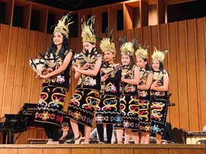 Tarian Dayak Anak-anak Bogor Pukau Warga Amerika di Chicago Tarian Dayak Anak-anak Bogor Pukau Warga Amerika di Chicago